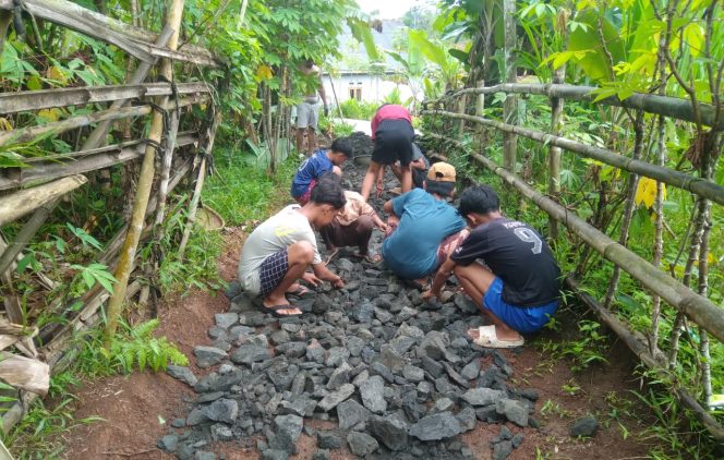 
					Warga Kampung Tegal Desa Tegalwangi Kec. Jasinga Laksanakan Gotong Royong Perbaiki Jalan Rusak