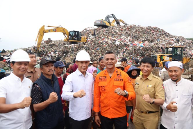 
					Jaro Ade dan Jaenal Mutaqin Tinjau TPA Galuga, Tindaklanjuti Kerjasama