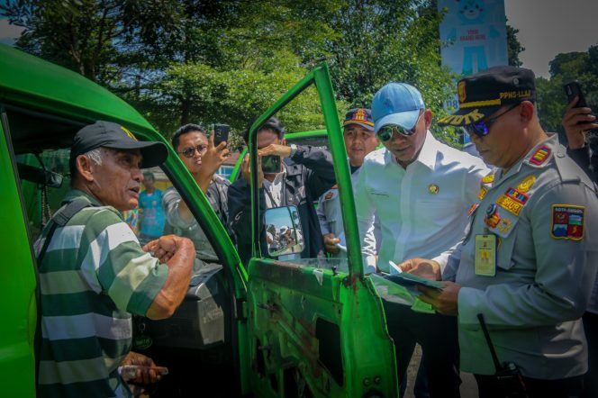 
					Puluhan Angkot Pelanggar Aturan Terjaring Operasi