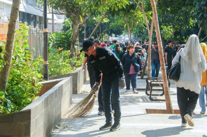 
					Jenal Mutaqin Ajak Puluhan Klien Bapas Bersihkan Alun-Alun Kota Bogor