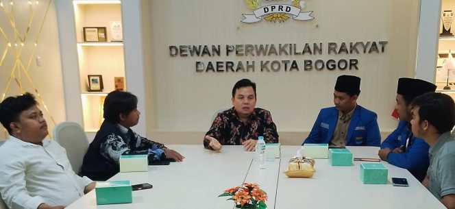 
					Mahasiswa Lapor ke Adityawarman, Ada Restoran yang Kenakan Pajak ke Konsumen 11 Persen