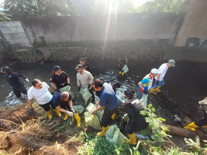 
					Aksi Peduli Lingkungan, Menteri LH Bersama Pemkot Depok dan Warga Bersihkan Sungai Cipinang