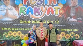 Wali Kota Bogor, Dedie A. Rachim bersama Ketua Rw 12, Pak Achmad Luthfi dan Ibu RW 12, Ika Kartika