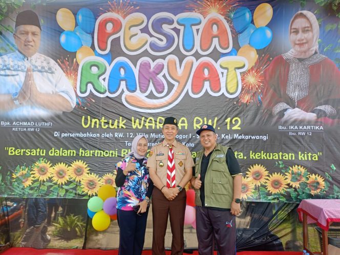 
					Wali Kota Bogor, Dedie A. Rachim bersama Ketua Rw 12, Pak Achmad Luthfi dan Ibu RW 12, Ika Kartika
