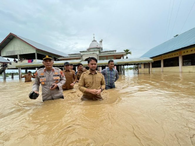 
					Pemkab Aceh Barat Turun Langsung ke Lapangan, Tinjau Banjir yang Rendam Hampir Seluruh Kecamatan