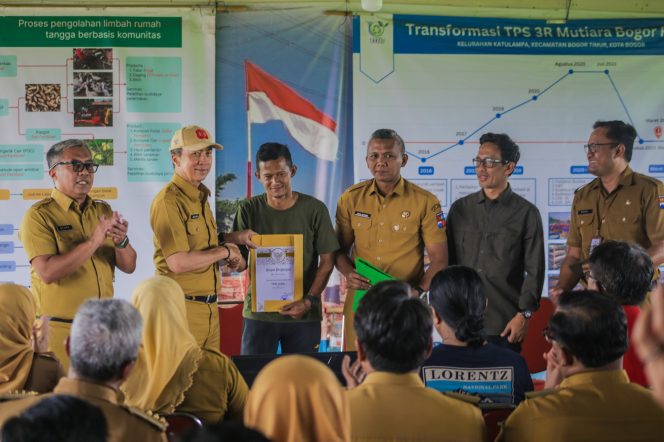 
					10 Tahun Konsisten Jaga Lingkungan, Dede Sukriya Terima Penghargaan Pemkot Bogor
