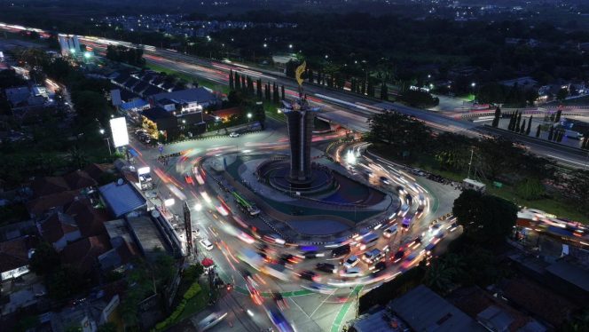 
					Kujang Raksasa 14 Meter Resmi Hiasi Puncak Tugu Pancakarsa di Sentul