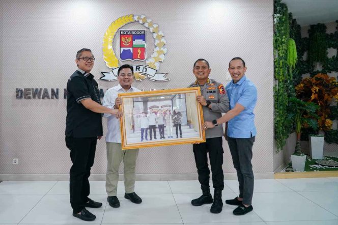 
					Pimpinan DPRD Kota Bogor Terima Kunjungan Silaturahmi Kapolresta Bogor Kota dalam Rangka Izin Pamit