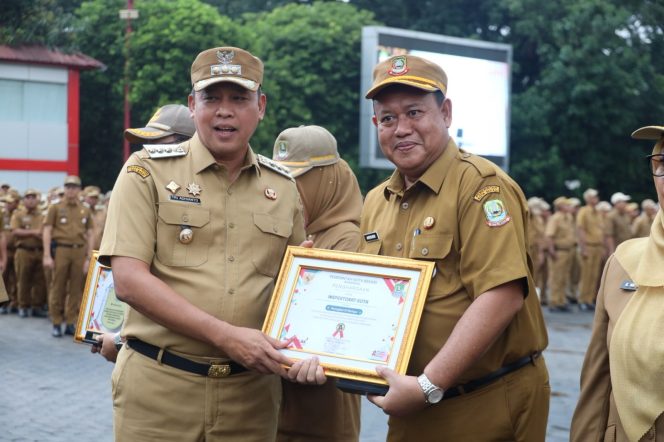 
					Serahkan Berbagai Penghargaan, Wali Kota Bekasi Pimpin Apel pada Senin Pagi