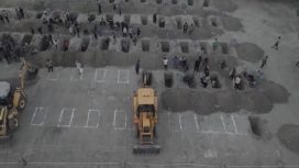 Sumber Foto : CNBC Indonesia
Keterangan Foto : Kuburan sedang disiapkan untuk para korban setelah serangan Israel terhadap sebuah sekolah di Minab, Iran, 2 Maret 2026. 