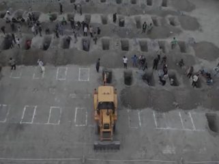 Sumber Foto : CNBC Indonesia
Keterangan Foto : Kuburan sedang disiapkan untuk para korban setelah serangan Israel terhadap sebuah sekolah di Minab, Iran, 2 Maret 2026. 