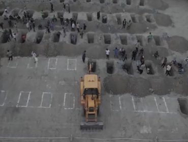 Sumber Foto : CNBC Indonesia
Keterangan Foto : Kuburan sedang disiapkan untuk para korban setelah serangan Israel terhadap sebuah sekolah di Minab, Iran, 2 Maret 2026. 