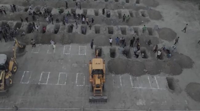 Sumber Foto : CNBC Indonesia
Keterangan Foto : Kuburan sedang disiapkan untuk para korban setelah serangan Israel terhadap sebuah sekolah di Minab, Iran, 2 Maret 2026. 