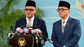 Menhaj Mochamad Irfan Yusuf dan Wamenhaj Dahnil Anzar Simanjuntak menyampaikan keterangan pers seusai mengikuti ratas yang dipimpin Presiden Prabowo Subianto di kompleks Istana Kepresidenan, Jakarta, Senin (28/9/2026). Source Photo: BPMI Setpres