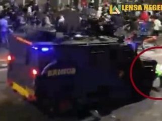 Driver ojol Affan terlindas mobil Brimob di tengah sedang menghalau para pendemo di Jalan Pejompongan, Tanah Abang, Jakarta Pusat, Kamis (28/8/2025) malam (Tangkapan Layar)