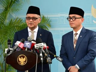 Menhaj Mochamad Irfan Yusuf dan Wamenhaj Dahnil Anzar Simanjuntak menyampaikan keterangan pers seusai mengikuti ratas yang dipimpin Presiden Prabowo Subianto di kompleks Istana Kepresidenan, Jakarta, Senin (28/9/2026). Source Photo: BPMI Setpres
