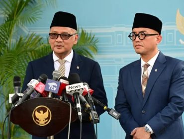 Menhaj Mochamad Irfan Yusuf dan Wamenhaj Dahnil Anzar Simanjuntak menyampaikan keterangan pers seusai mengikuti ratas yang dipimpin Presiden Prabowo Subianto di kompleks Istana Kepresidenan, Jakarta, Senin (28/9/2026). Source Photo: BPMI Setpres