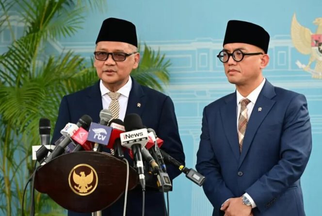 
					Menhaj Mochamad Irfan Yusuf dan Wamenhaj Dahnil Anzar Simanjuntak menyampaikan keterangan pers seusai mengikuti ratas yang dipimpin Presiden Prabowo Subianto di kompleks Istana Kepresidenan, Jakarta, Senin (28/9/2026). Source Photo: BPMI Setpres